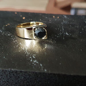 Gouden ring zwarte diamant
